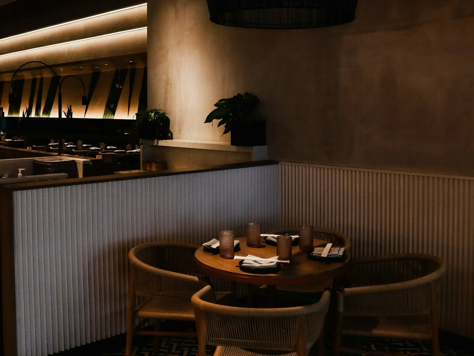 Salón del restaurante con mesas de madera y luz cálida